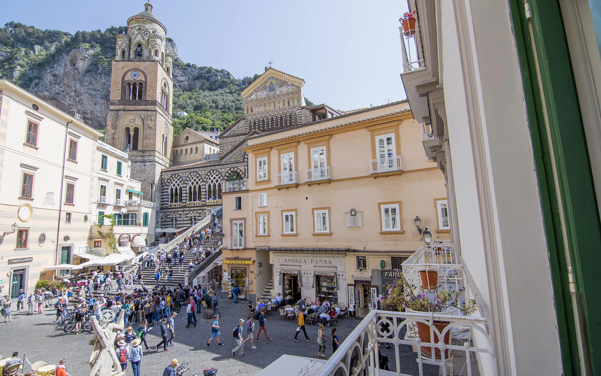 Il Duomo di Amalfi visto dal balcone dell'hotel